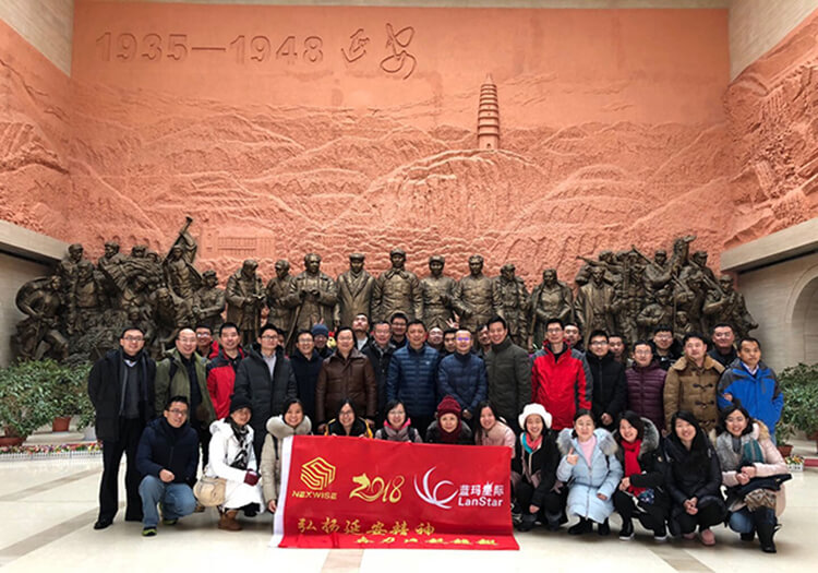 1515765329135154.jpg 革命纪念馆合影(文中).jpg